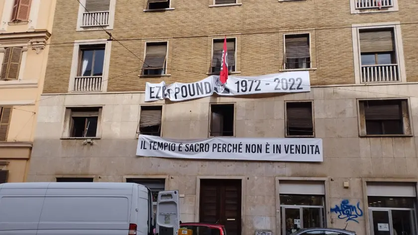 "Il tempio è sacro perché non è in vendita" è lo striscione che campeggia sul palazzo di CasaPound a Roma per commemorare i 50 anni dalla morte del poeta, 1 novembre 2022 CECILIA FERRARA/ANSA
