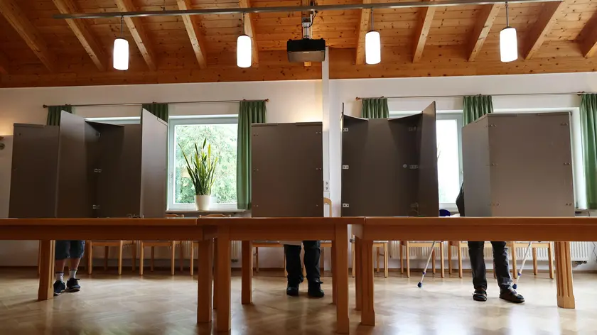 epa11399013 People vote for the European elections in Wildenberg, Germany, 09 June 2024. This year's European Parliament elections are scheduled across EU member states from 06 to 09 June. EPA/ANNA SZILAGYI