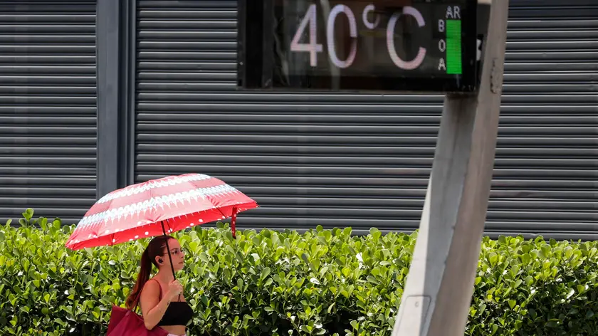 epa10975080 A young woman protects herself from the sun with an umbrella on Paulista Avenue, where urban thermometers register a temperature of 40.0 degrees Celsius in the city of Sao Paulo, Brazil, 14 November 2023. Eight heat waves have been recorded in Brazil so far this year, something that meteorologists attribute to the climate crisis and the El Nino phenomenon. EPA/Sebastiao Moreira