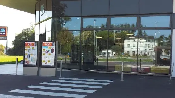 Il furto fuori dal supermercato Aldi di Manzano