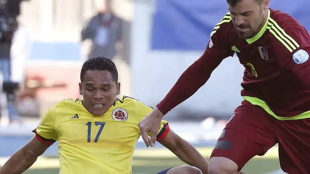 Colombian striker Carlos Bacca (L) fights for the ball with Venezuelan defender Andres Jose Tunez, during the Copa America 2015 Group C soccer match between Colombia and Venezuela, at Estadio El Teniente in Rancagua, Chile, 14 June 2015. EFE/Kiko Huesca