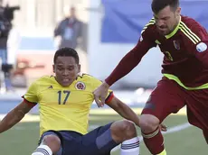 Colombian striker Carlos Bacca (L) fights for the ball with Venezuelan defender Andres Jose Tunez, during the Copa America 2015 Group C soccer match between Colombia and Venezuela, at Estadio El Teniente in Rancagua, Chile, 14 June 2015. EFE/Kiko Huesca