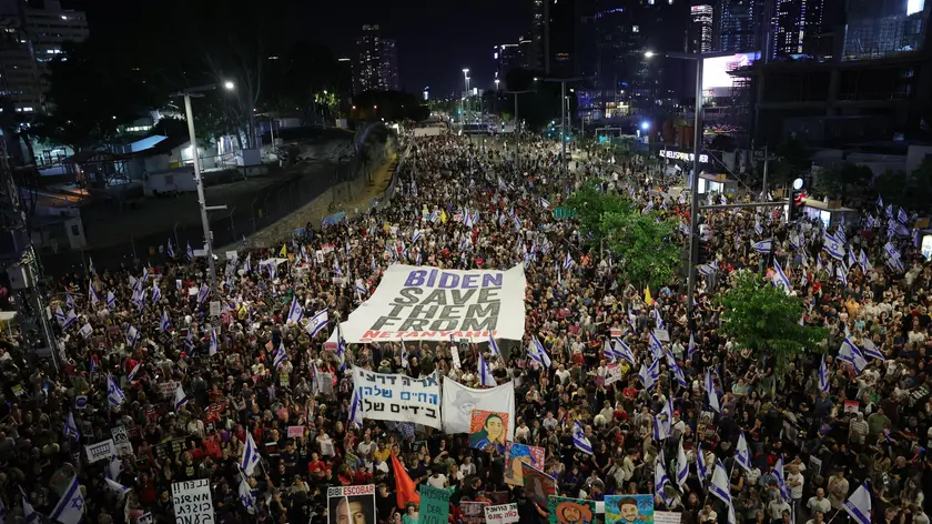 epaselect epa11384189 Protesters carrying a large banner take to the streets to call on the Israeli cabinet to sign a hostage deal and hold early elections during a demonstration outside the Kirya military headquarters in Tel Aviv, Israel, 01 June 2024. According to the Israeli military, 125 Israeli hostages are still held by Hamas in the Gaza Strip. The protest comes a day after an announcement by US President Biden on 31 May urging Israel and Hamas to accept a new deal for a permanent ceasefire that includes ending the military operations in Gaza and the return of the Israeli hostages. EPA/ABIR SULTAN