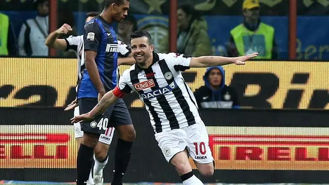 Antonio Di Natale of Udinese celebrates after scoring the 3-1 against Inter Milan during their Italian Serie A soccer match at Giuseppe Meazza stadium in Milan, 19 May 2013. ANSA/MATTEO BAZZI