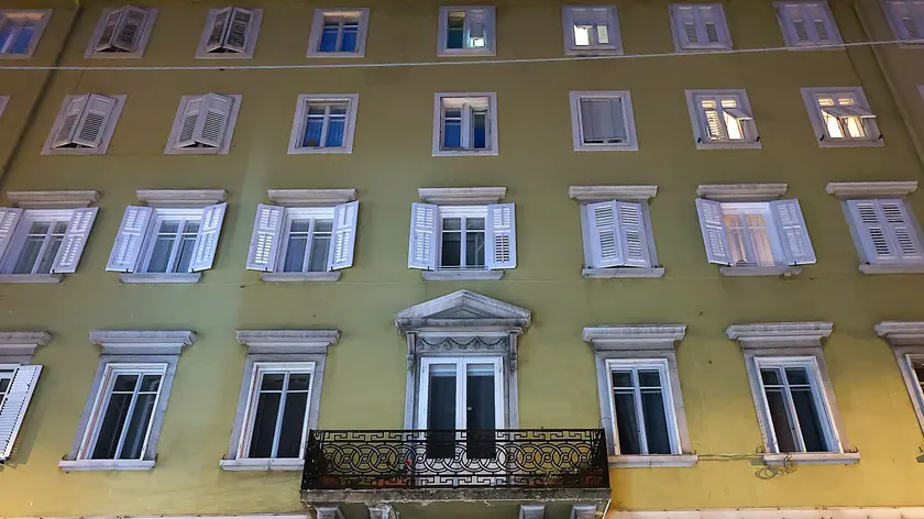 L'ingresso dell'edificio di via San Francesco 9 a Trieste (Foto Lasorte)