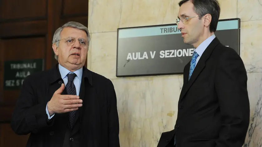 I legali di Silvio Berlusconi Niccolo' Ghedini (d) e Piero Longo in un'immagine del 12 aprile 2010 "Non abbiamo ancora deciso, dobbiamo ancora valutare". Così l'avvocato Piero Longo, uno dei difensori di Silvio Berlusconi ha risposto ai cronisti che, in una pausa dell'udienza Mediatrade, gli hanno chiesto se sarà presente mercoledì assieme al collega Niccolò Ghedini, per la prima udienza del processo sul caso Ruby 4 aprile 2011. ANSA/ DANIEL DAL ZENNARO