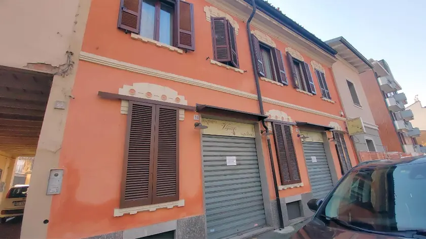 Una veduta esterna della pizzeria Le Vignole con il cartello che chiede di non mettere fiori, di proprietà di Giovanna Pedretti, trovata morta, Sant'Angelo Lodigiano, 15 gennaio 2024. ANSA/ FLAVIA MAZZA