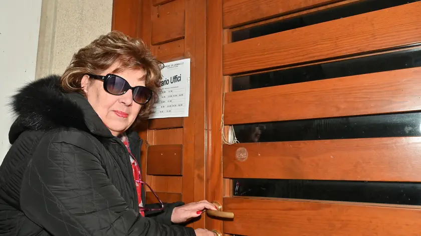 Eliana Fabello, sindaco di Grimacco, all’ingresso degli uffici comunali