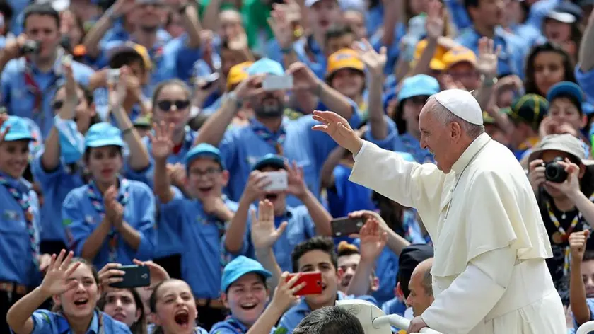 Papa Francesco durante l'incontro con gli scout dell'Agesci in piazza San Pietro, Citta' del Vaticano, 13 giugno 2015..Pope Francis greets the crowd during the audience with Italian Agesci boy scouts association's members, in St. Peter's Square, in Vatican City, 13 June 2015..ANSA/ALESSANDRO DI MEO