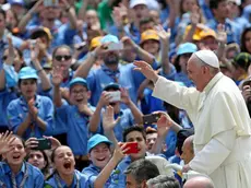 Papa Francesco durante l'incontro con gli scout dell'Agesci in piazza San Pietro, Citta' del Vaticano, 13 giugno 2015..Pope Francis greets the crowd during the audience with Italian Agesci boy scouts association's members, in St. Peter's Square, in Vatican City, 13 June 2015..ANSA/ALESSANDRO DI MEO