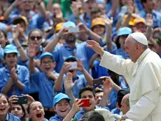 Papa Francesco durante l'incontro con gli scout dell'Agesci in piazza San Pietro, Citta' del Vaticano, 13 giugno 2015..Pope Francis greets the crowd during the audience with Italian Agesci boy scouts association's members, in St. Peter's Square, in Vatican City, 13 June 2015..ANSA/ALESSANDRO DI MEO