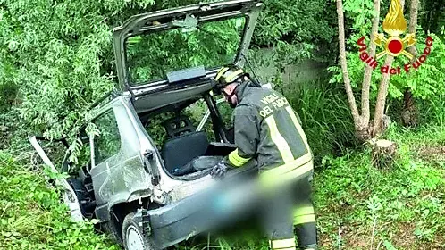 L’auto finita fuori strada lungo la strada Ferrata