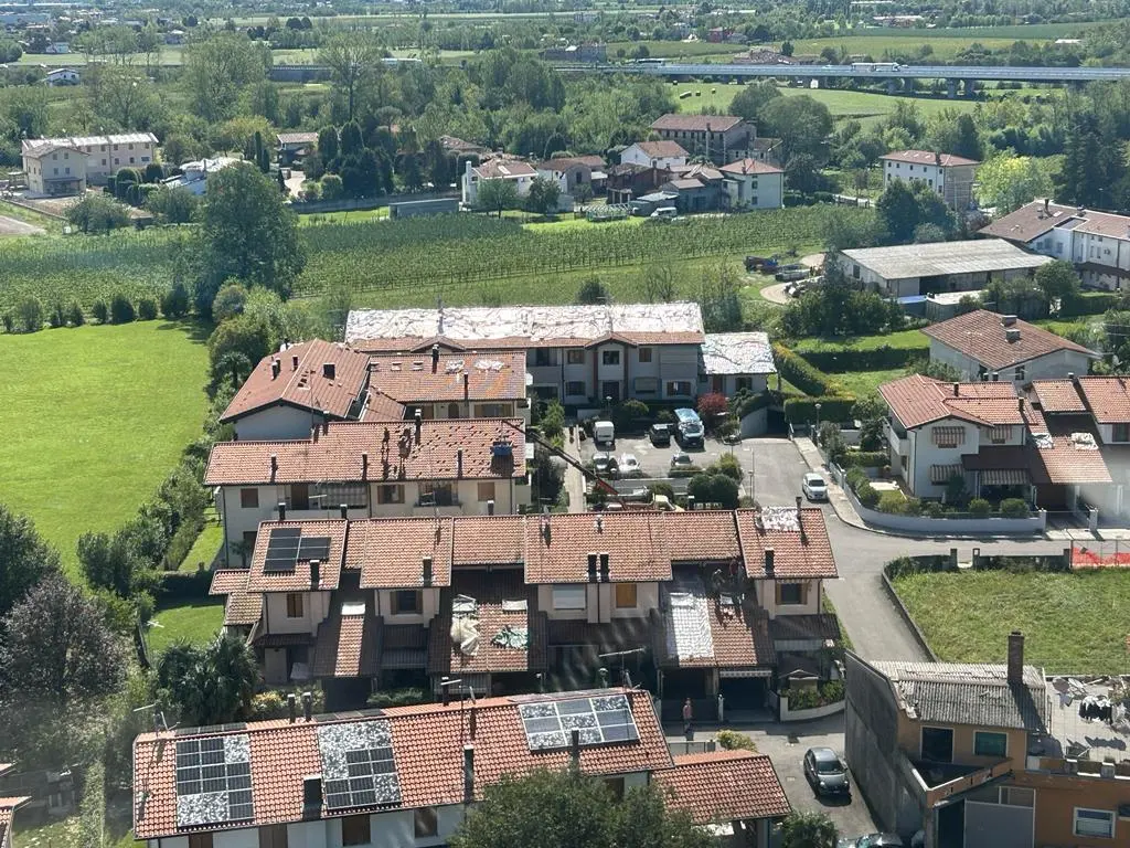 Tegole in frantumi, squarci nei tetti e danni ingenti a impianti solari e fotovoltaici. La grandinata record di lunedì 24 luglio ha lasciato i segni del suo passaggio in gran parte del Friuli con il Comune di Mortegliano tra i più colpiti.