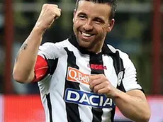 Antonio Di Natale of Udinese celebrates with teammates after scoring the 3-1 against Inter Milan during their Italian Serie A soccer match at Giuseppe Meazza stadium in Milan, 19 May 2013. ANSA/MATTEO BAZZI