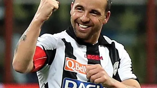 Antonio Di Natale of Udinese celebrates with teammates after scoring the 3-1 against Inter Milan during their Italian Serie A soccer match at Giuseppe Meazza stadium in Milan, 19 May 2013. ANSA/MATTEO BAZZI