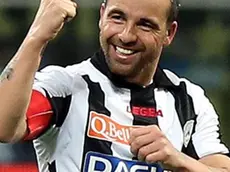 Antonio Di Natale of Udinese celebrates with teammates after scoring the 3-1 against Inter Milan during their Italian Serie A soccer match at Giuseppe Meazza stadium in Milan, 19 May 2013. ANSA/MATTEO BAZZI