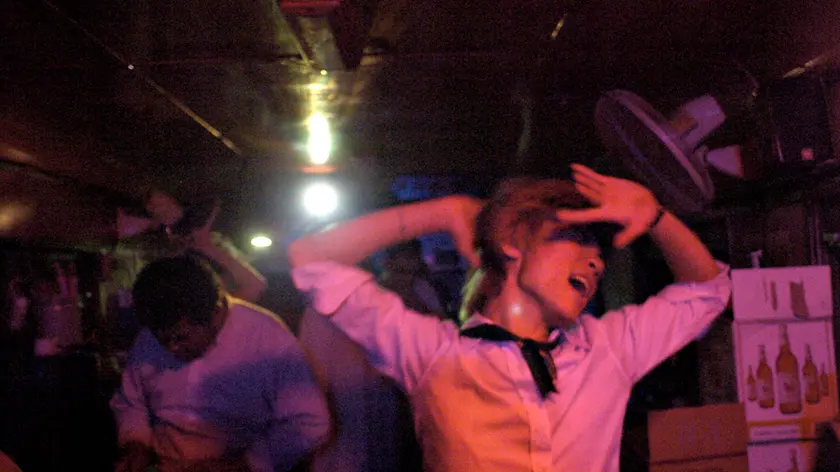 CHIANG MAI - BANGKOK 11-02-2005 UNA DISCOTECA IMPROVVISATA NEL VAGONE BAR SUL TRENO DA CHIANG MAI A BANGKOK