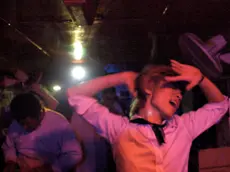 CHIANG MAI - BANGKOK 11-02-2005 UNA DISCOTECA IMPROVVISATA NEL VAGONE BAR SUL TRENO DA CHIANG MAI A BANGKOK