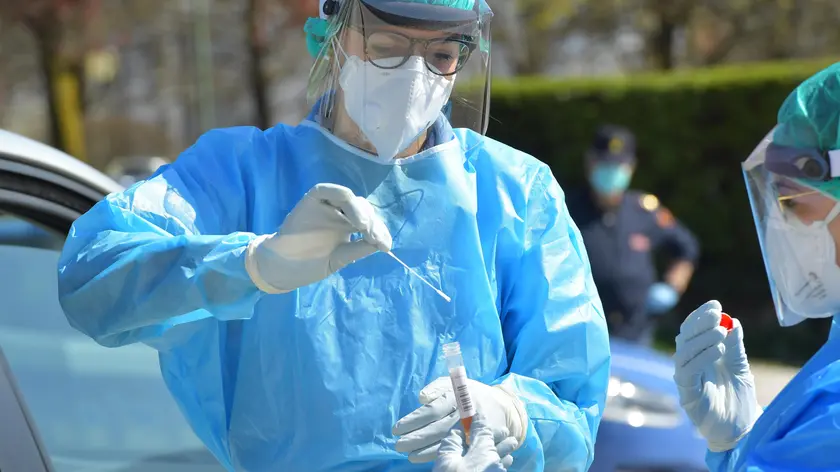 Tolmezzo 6 Aprile 2020. Coronavirus. Tamponi in auto. © Foto Petrussi