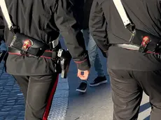Due carabinieri impegnati nei controlli antidegrado nell'area della stazione Termini, Roma, 24 febbraio 2024. ANSA / UFFICIO STAMPA CARABINIERI +++ NO SALES - NO ARCHIVE - EDITORIAL USE ONLY +++ (generica, simbolica, carabinieri, indagati, arrestati, maschi)