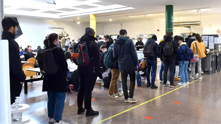 Gli studenti che frequentano il polo scientifico dell’università di Udine sono costretti a indossare la giacca per mangiare in mensa