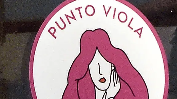 I Punti viola sono ideati dal team di DonneXStrada, associazione no-profit che si occupa di violenza contro le donne e sicurezza