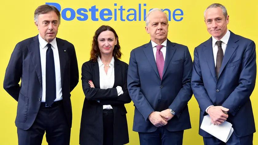 (S-D) Il Direttore Generale di Poste Italiane Giuseppe Lasco, la Presidente di Poste Italiane Silvia Maria Rovere, il ministro dellÕInterno Matteo Piantedosi e lÕAmministratore Delegato di Poste Italiane e Matteo Del Fante in occasione della presentazione del progetto Polis di Poste Italiane per il rilascio dei passaporti nei comuni con meno di 15mila abitanti Roma, 01 marzo 2024 ANSA/FABIO CIMAGLIA (NPK)
