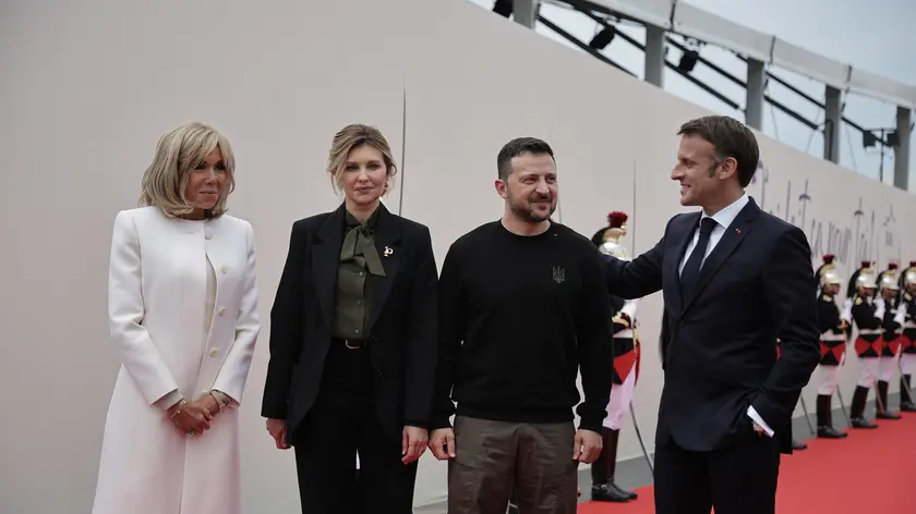 epa11393452 French President Emmanuel Macron (R), his wife Brigitte Macron (L), Ukrainian President Volodymyr Zelensky (2-R) and his wife Olena Zelenska (2-L) attend a commemorative ceremony with dozens of heads of States and more than 200 veterans for the 80th anniversary of D-Day landings in Normandy at Omaha Beach, Saint-Laurent-sur-Mer, France, 06 June 2024. More than 160.000 Western allied troops landed on beaches in Normandy on 6 June 1944 launching the liberation of Western Europe from Nazi occupation during World War II. EPA/CHRISTOPHE PETIT TESSON