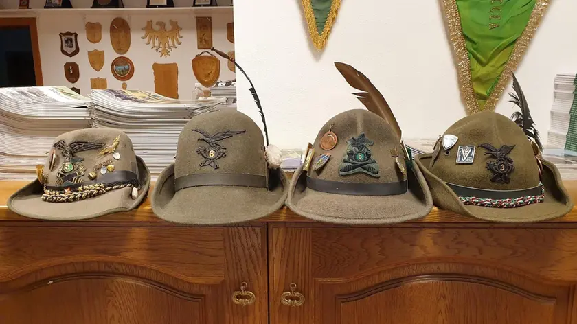 I quattro cappelli persi e consegnati all'Ana dopo l'Adunata di Udine