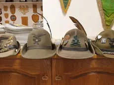 I quattro cappelli persi e consegnati all'Ana dopo l'Adunata di Udine