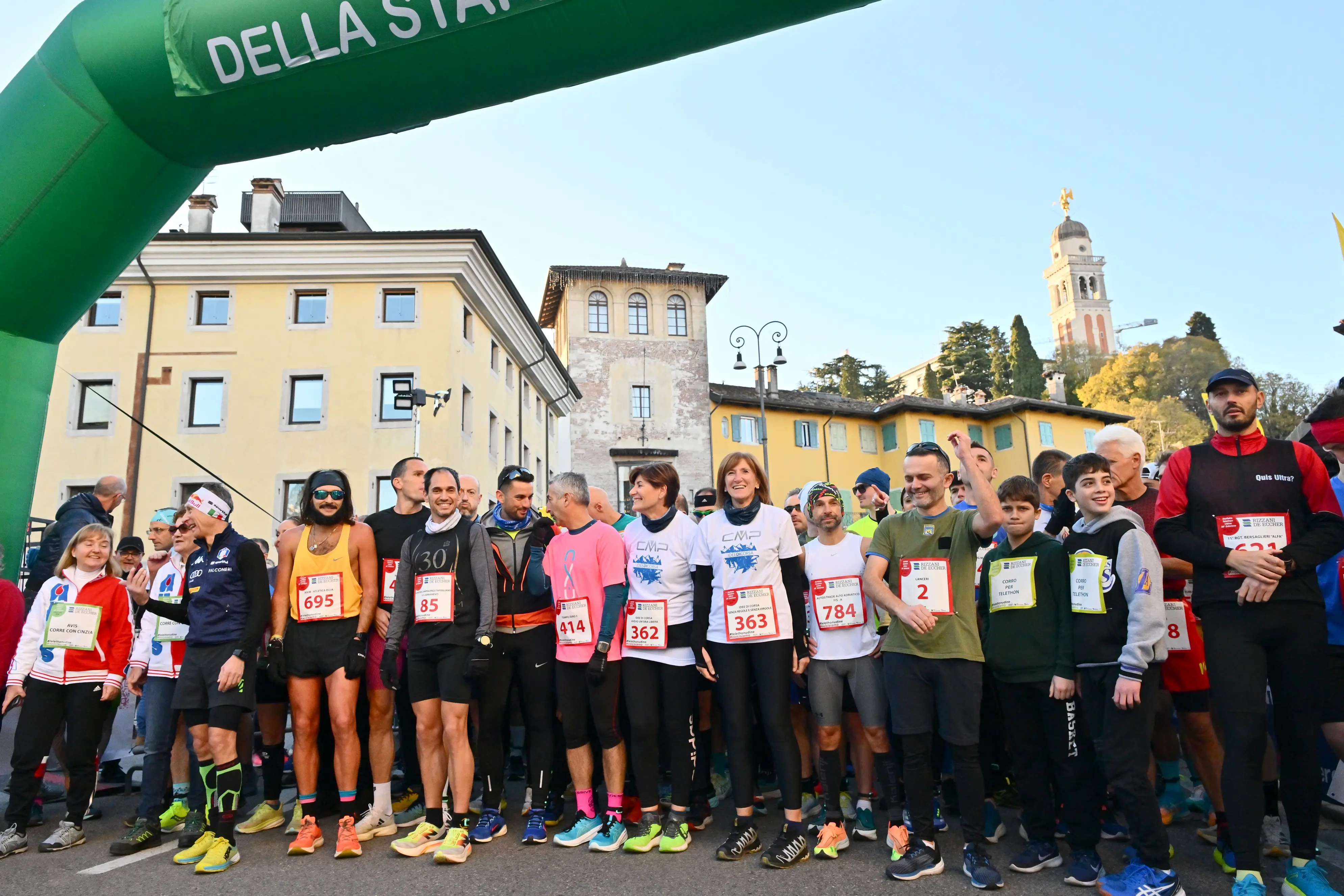 La 26esima edizione della Staffetta Telethon ha visto Udine animata da 870 squadre, per un totale di oltre 22mila partecipanti, tra cui 1.500 studenti. L'evento, che si è svolto dal 30 novembre al 1 dicembre, ha battuto un nuovo record di solidarietà, con la speranza di superare i 320mila euro di donazioni per la ricerca sulle malattie genetiche rare. Molti sportivi, tra cui il campione paralimpico Antonio Fantin, hanno preso parte all'iniziativa, insieme a tanti altri volontari e partecipanti, che hanno corso su un percorso di 1.920 metri nel cuore della città. Un grande successo, che ha coinvolto anche diverse associazioni e realtà locali. Foto Petrussi