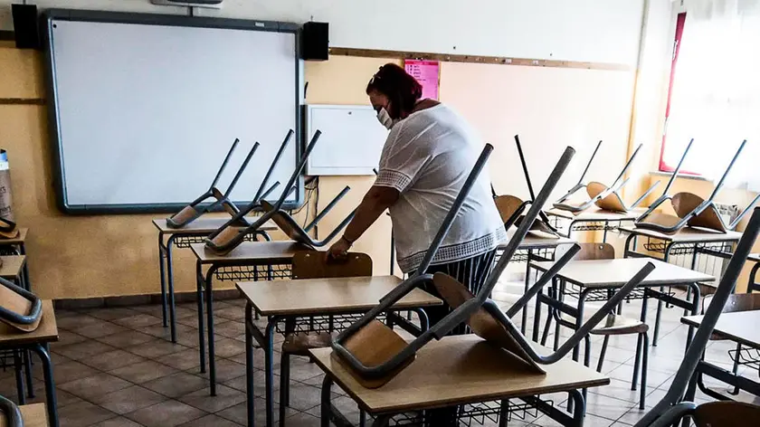 Lavori di preparazione all'Istituto Comprensivo Statale Torrimpietra ad Aranova in via Michele Rosi in vista dei nuovi banchi con il distanziamento sociale, Roma, 11 settembre 2020. ANSA/ANGELO CARCONI