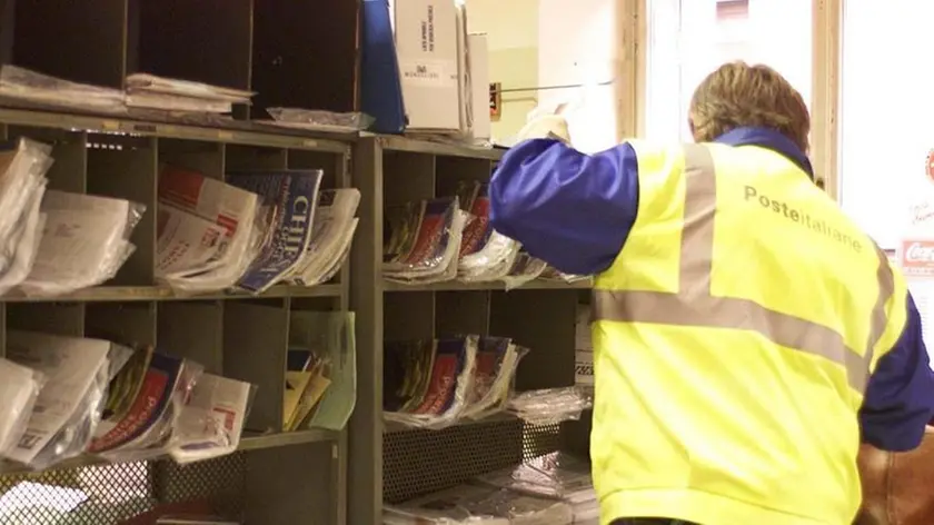 Lasorte Trieste - Posta - Portalettere smista la posta con i guanti