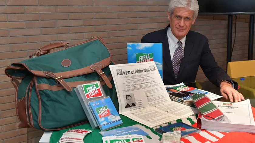 Paolo Molinaro con il "kit del candidato" che Berlusconi gli donò nella campagna elettorale del 1994