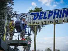 Un momento della seconda fase dell'operazione di recupero dell'ex centro Delphinia di Caivano, 29 Novembre 2023. ANSA/CESARE ABBATE