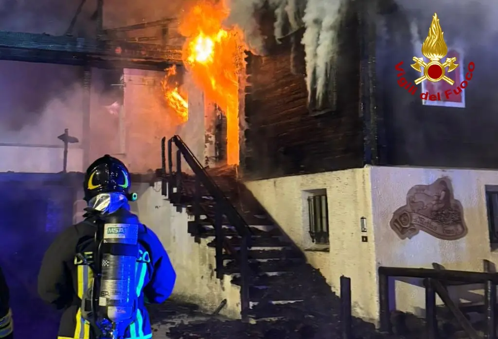 Un incendio è scoppiato nella notte tra il 2 e il 3 maggio su un’abitazione della borgata Mulbach a Sappada. L’immobile, una casa per vacanze di quattro piani che in questo periodo era vuota, è stato avvolto dalle fiamme intorno alla mezzanotte. A dare l’allarme un sappadino residente a poca distanza dall’abitazione in fiamme. Immediato l’intervento dei vigili del fuoco che sono arrivati sul posto in forze. I primi a raggiungere il luogo dell’incendio sono stati i pompieri della stazione di Santo Stefano di Cadore, seguiti a ruota dai colleghi di Tolmezzo e Rigolato e dal funzionario di guardia giunto dalla sede centrale del comando friulano con 2 autoscale e 3 autobotti per un totale di 20 persone al lavoro più una decina di volontari