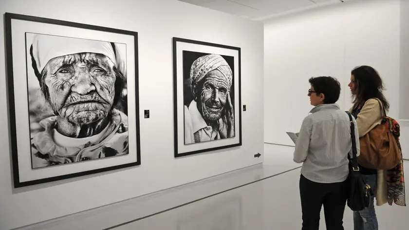 epa04445315 Visitors look at artworks of the exhibition '19142014: 100 Years of Creation' by Moroccan artists in the new 'Mohammed VI Museum of Modern and Contemporary Art' (MMVI) in Rabat, Morocco, 13 October 2014. The MMVI is the first contemporary art museum in Morocco and was inaugurated by Moroccan King Mohammed VI on 07 October. EPA/ABDELHAK SENNA