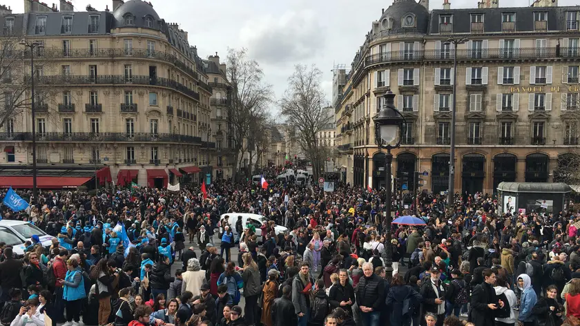 E' partito da piazza della Bastiglia, in direzione République e poi place de l'Opéra, il corteo parigino per la 9/a giornata di mobilitazione sindacale contro la riforma delle pensioni, Parigi, 23 marzo 2023. ANSA/ PAOLO LEVI