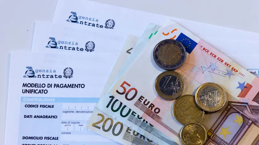 07/12/2012 Imu, tasse sulla casa, euro, moneta, soldi, modello di pagamento unificato, modello unico 740, spesa, crisi finanziaria ed economica.