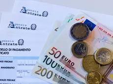 07/12/2012 Imu, tasse sulla casa, euro, moneta, soldi, modello di pagamento unificato, modello unico 740, spesa, crisi finanziaria ed economica.