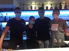 Lo staff del Caffè Portorico di corso Vittorio Emanuele a Pordenone dietro il bancone e, sotto, il titolare Andrea Esposito