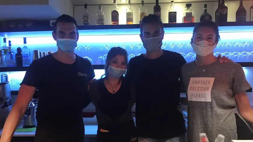 Lo staff del Caffè Portorico di corso Vittorio Emanuele a Pordenone dietro il bancone e, sotto, il titolare Andrea Esposito