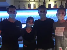 Lo staff del Caffè Portorico di corso Vittorio Emanuele a Pordenone dietro il bancone e, sotto, il titolare Andrea Esposito