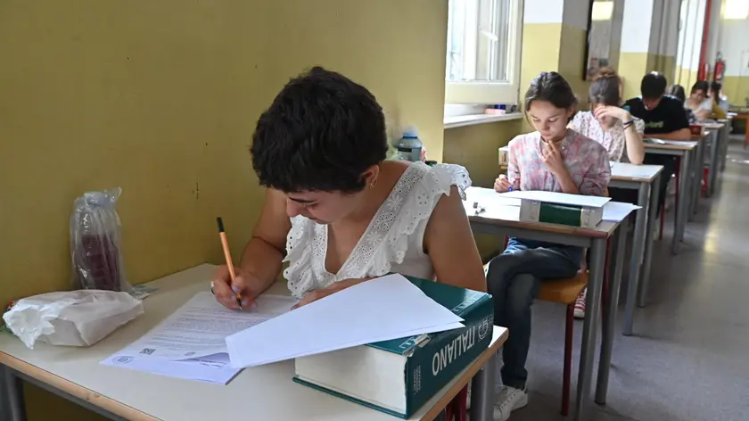 Esame di maturità presso il liceo Alfieri di Torino, 21 giugno 2023. Da stamattina oltre 536.000 studenti saranno alle prese in Italia con gli esami di Maturità. E quest'anno si torna alla formula pre-Covid, con due scritti e un colloquio. Oggi si parte con la prima prova, quella di Italiano. ANSA/ALESSANDRO DI MARCO Final exam at the Alfieri high school in Turin, 21 June 2023. From this morning over 536,000 students in Italy will be grappling with the final exams. And this year we return to the pre-Covid formula, with two writings and an interview. Today we start with the first test, that of Italian. ANSA/ALESSANDRO DI MARCO