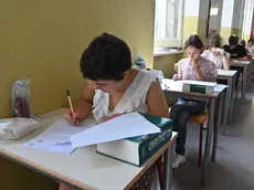 Esame di maturità presso il liceo Alfieri di Torino, 21 giugno 2023. Da stamattina oltre 536.000 studenti saranno alle prese in Italia con gli esami di Maturità. E quest'anno si torna alla formula pre-Covid, con due scritti e un colloquio. Oggi si parte con la prima prova, quella di Italiano. ANSA/ALESSANDRO DI MARCO Final exam at the Alfieri high school in Turin, 21 June 2023. From this morning over 536,000 students in Italy will be grappling with the final exams. And this year we return to the pre-Covid formula, with two writings and an interview. Today we start with the first test, that of Italian. ANSA/ALESSANDRO DI MARCO