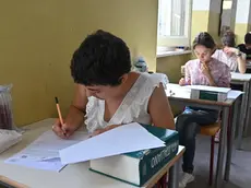 Esame di maturità presso il liceo Alfieri di Torino, 21 giugno 2023. Da stamattina oltre 536.000 studenti saranno alle prese in Italia con gli esami di Maturità. E quest'anno si torna alla formula pre-Covid, con due scritti e un colloquio. Oggi si parte con la prima prova, quella di Italiano. ANSA/ALESSANDRO DI MARCO Final exam at the Alfieri high school in Turin, 21 June 2023. From this morning over 536,000 students in Italy will be grappling with the final exams. And this year we return to the pre-Covid formula, with two writings and an interview. Today we start with the first test, that of Italian. ANSA/ALESSANDRO DI MARCO