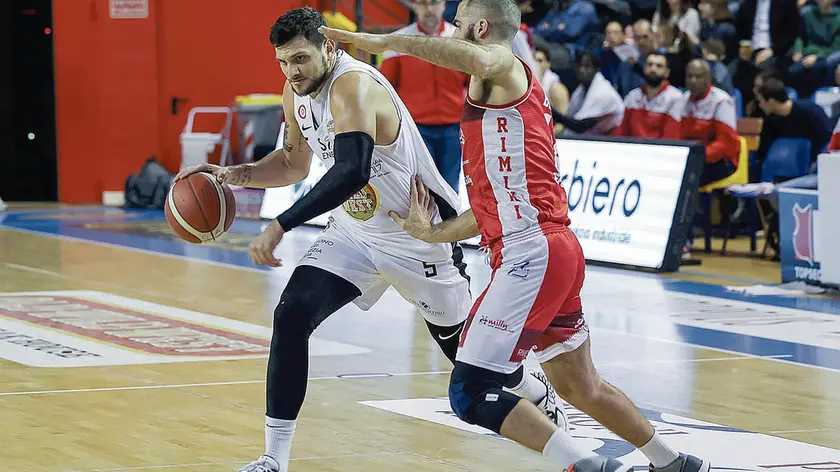 Numeri da applausi per Alessandro Gentile nella partita con Rimini: 30 di valutazione, 8 su 15 al tiro da 2 e 13 rimbalzi (foto Petrussi / Pregnolato)