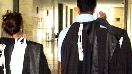 GIUSTIZIA:PRESIDENTE TRIBUNALE PALERMO,SOLO 30 EURO IN CASSA - Nella foto di archivio mostra due magistrati lungo il corridoio del Tribunale di Palermo. ARCHIVIO ANSA /JI ..
