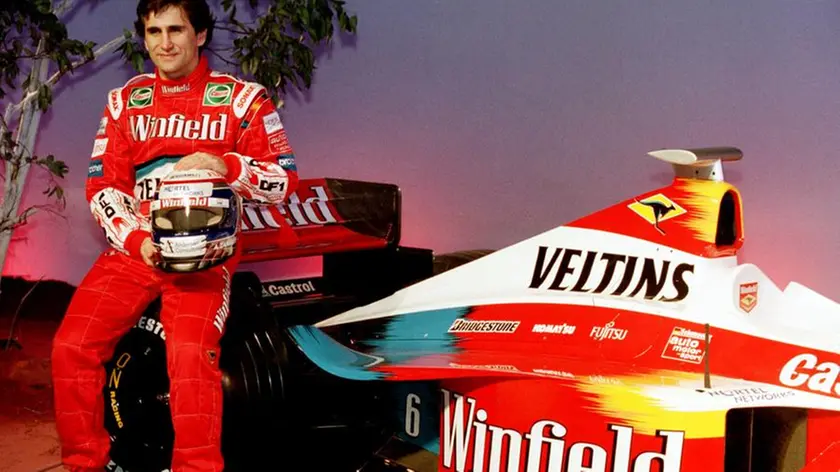 Alex Zanardi, 54 anni, ha iniziato con i kart e corso 44 Gran Premi in Formula 1: dal 1991 al 1994 con Jordan, Minardi e Lotus, mentre nel 1999 era con la Williams