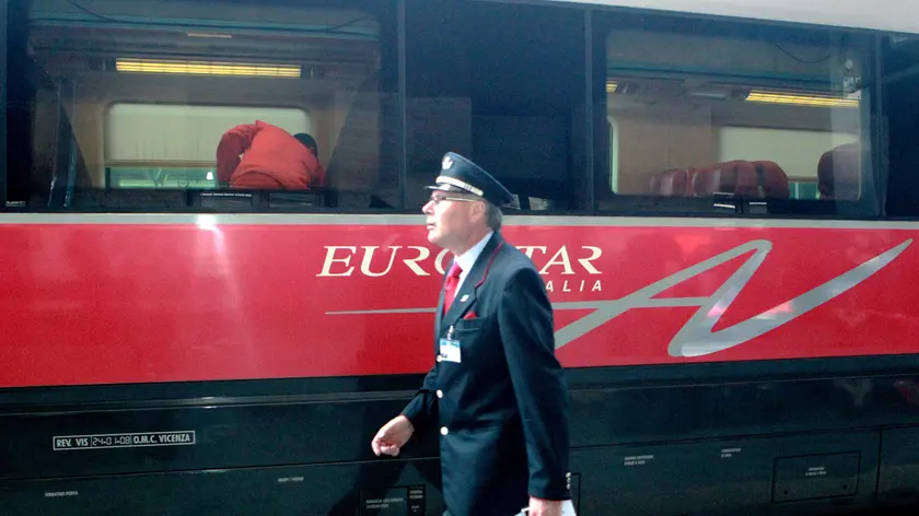 Il treno Freccia Rossa Italia oggi in partenza dalla stazione di Roma Termini.. FABIO CAMPANA/DC